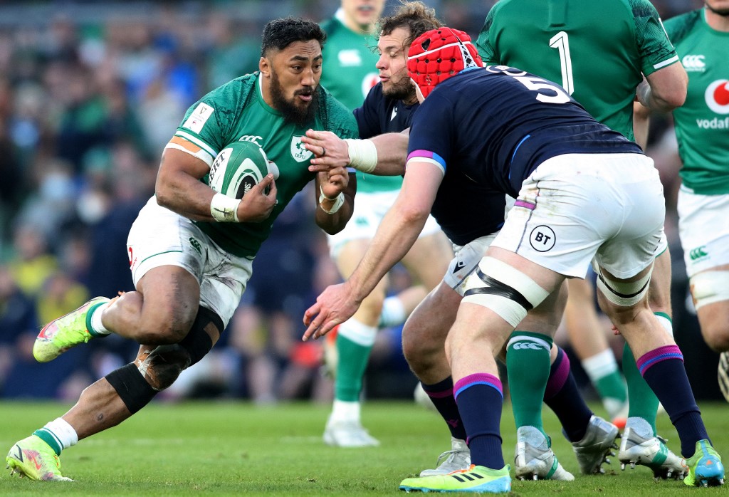 Lunga squalifica per Bundee Aki che salta Irlanda-Sudafrica di novembre (Photo by Paul Faith / AFP)